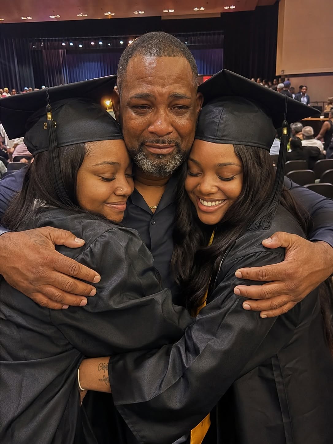 MY WIFE WALKED OUT ON OUR TWIN DAUGHTERS JUST DAYS AFTER THEY WERE BORN. EIGHTEEN YEARS LATER, SHE SHOWED UP AT THEIR GRADUATION WITH A “SPECIAL SURPRISE.” BUT WHAT MY GIRLS DID NEXT LEFT ALL 300 PEOPLE IN THE AUDITORIUM COMPLETELY SILENT.